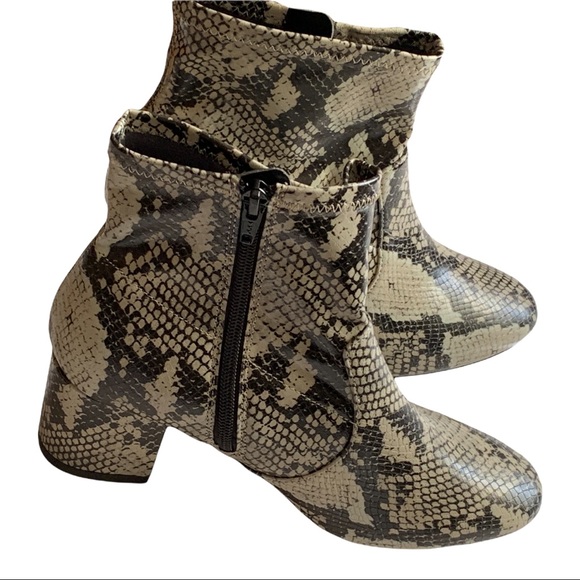 TIME AND TRU SNAKE PRINT BOOTS, SIZE 7.5 - Picture 9 of 14